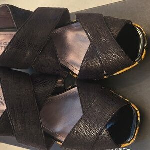 Kenneth Cole Sz 7.5 Black and leopard peep toe sandles with back strap